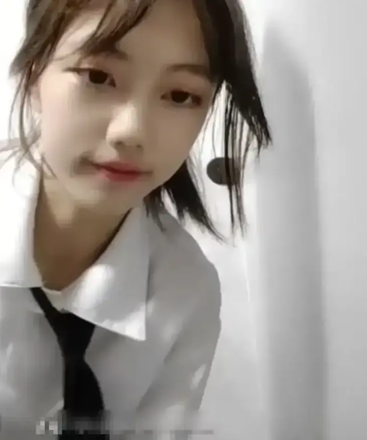 《贺子涵》直播意外真实记录-妈妈突袭全程高能反转-贺子涵完整版云端极速共享-纯净视听沉浸体验