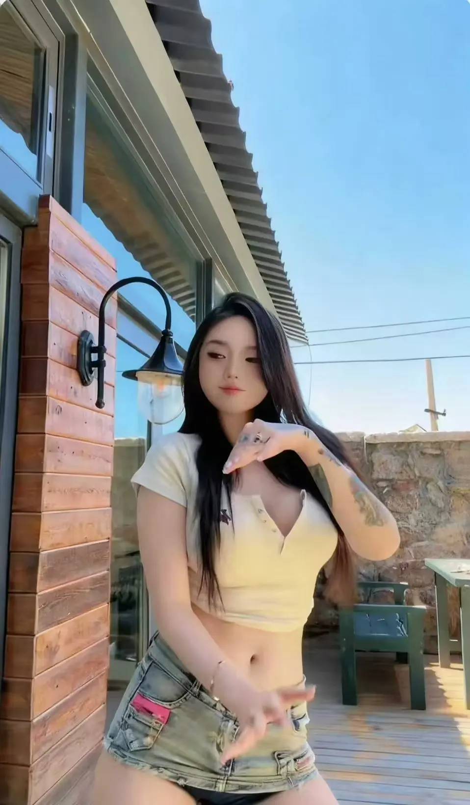 《Meena 成美男》高清全集中文版未删减免费观看-在线看全集无广告-网盘资源便捷备份-一次看遍Meena 成美男