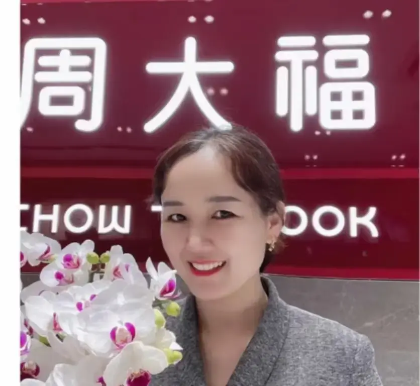 《盐城周大福金店一拖三事件》完整版视频-射阳周大福突发一拖三-附完整版视频在线观看