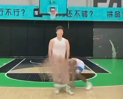 全网热播《牛教练的裤子》搞笑片段-黑哥不讲武德扯裤甩圈-牛教练的裤子球场追逐战完整版1-N集-无广告高清免费看