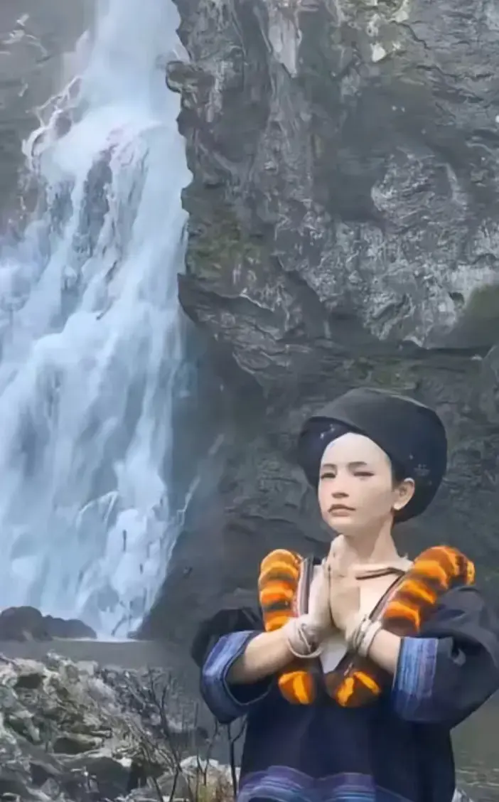 《高山流水遇瀑布》原视频免费在线观看-高清完整版《高山流水遇瀑布》无广告播放-苗家少女山泉意境感悟