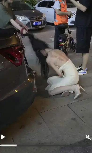 《白裙女子被抓头发跳河》一分钟到十分钟全记录-白裙女子被揪头发坠河始末-高清完整版视频在线观看不收一分钱