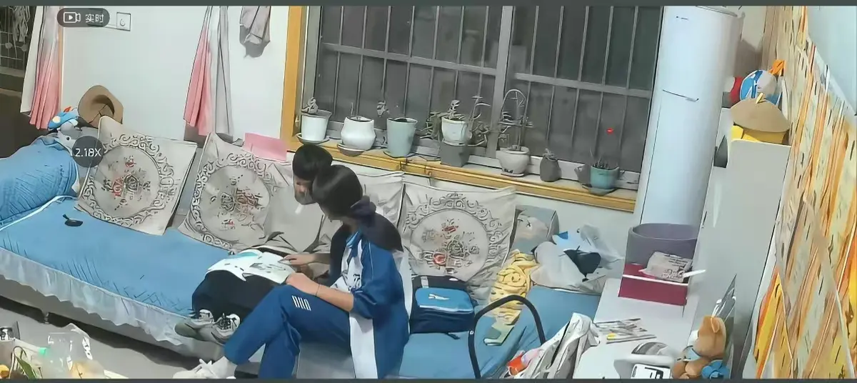 《来自姐姐的爱》无删减完整版在线播放-高清正片免费下载看全集-姐姐对弟弟的日常引导暖心日常-来自姐姐的爱监控下辅导作业名场面